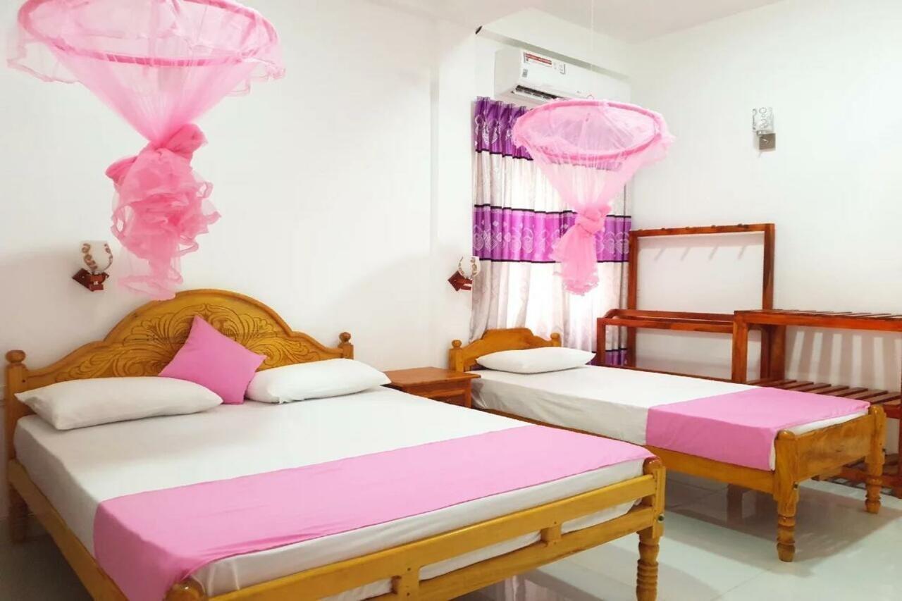 Snp Star Guest House Trincomalee Esterno foto
